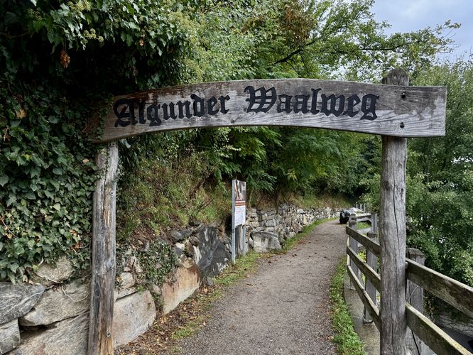 Algunder Waalweg trailhead entrance