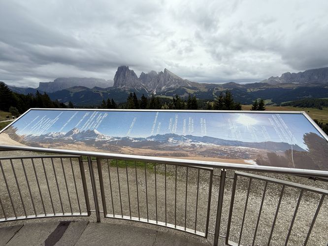 Panoramic viewpoint with all of the mountain peaks of Alpe di Siusi labeled