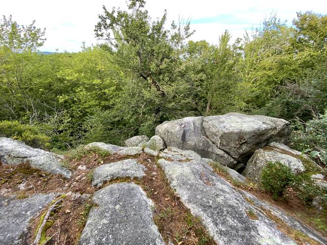 Hiking along Linny's Way with ledges above the Devil's Den
