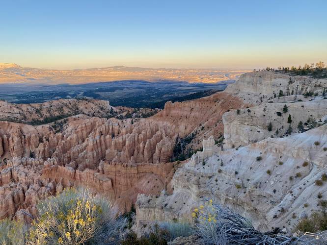 View into Bryce Canyon from the Bryce Point Trail