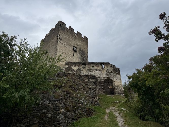 Walking the trail to reach Castel Montani di Sopra