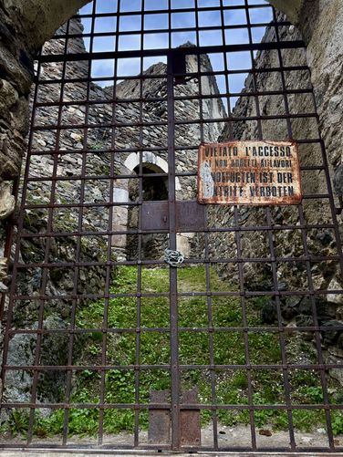 Burg Obermontani gates