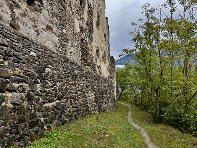 Trail runs along side Castel Montani di Sopra