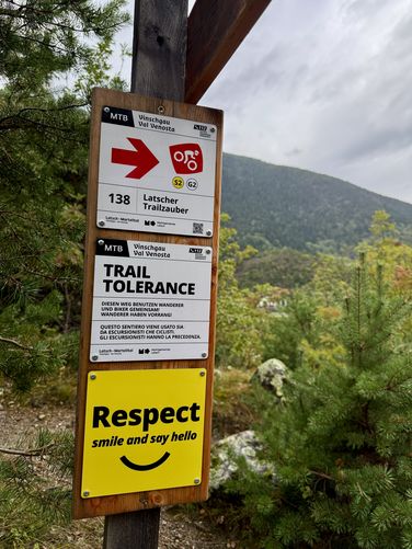 Trail info along the Castle Ruins hike near Latsch, Italy