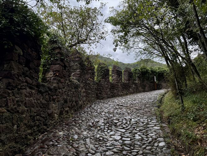 Following the scenic stone trail to Castel Roncolo / Schloss Runkelstein