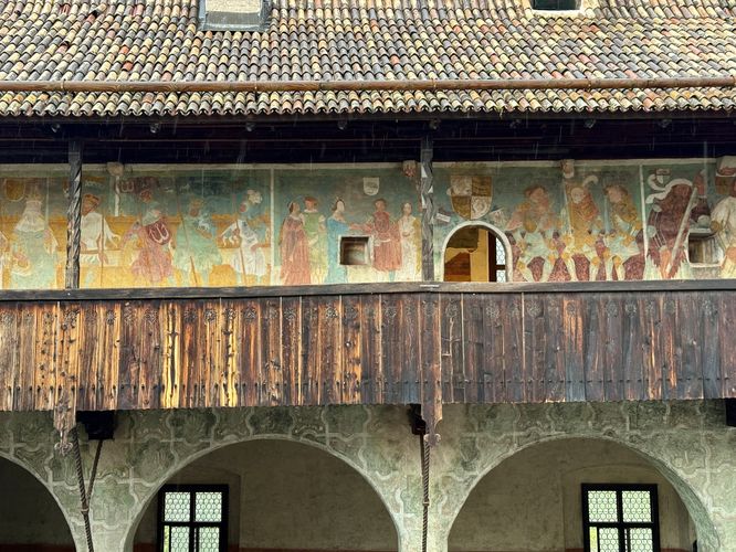 Frescoes of the Summer Palace's exterior