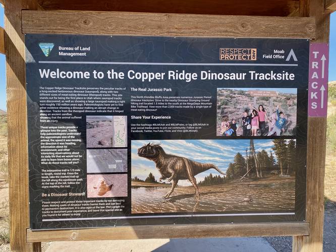 Copper Ridge Dinosaur Tracksite trailhead sign