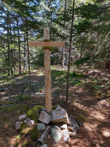 Trail marker to Champlain's Monument 
