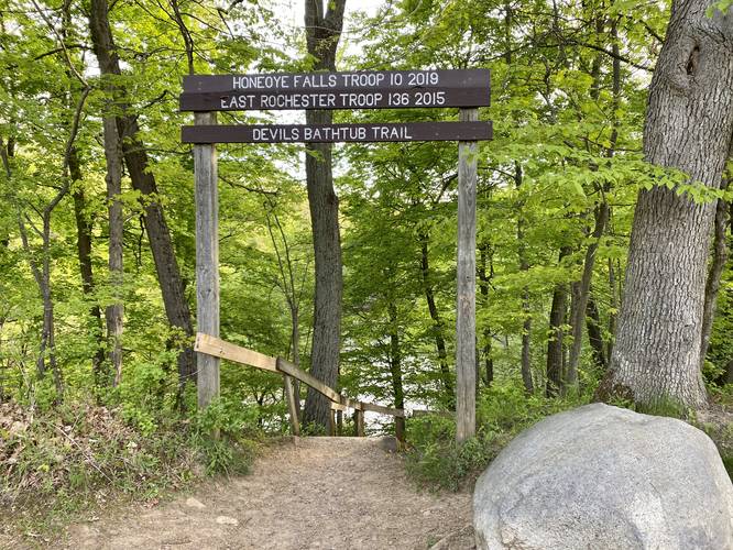 Devil's Bathtub staircase trailhead