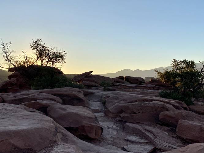 Rocky terrain of the Goosenecks Point Overlook trail