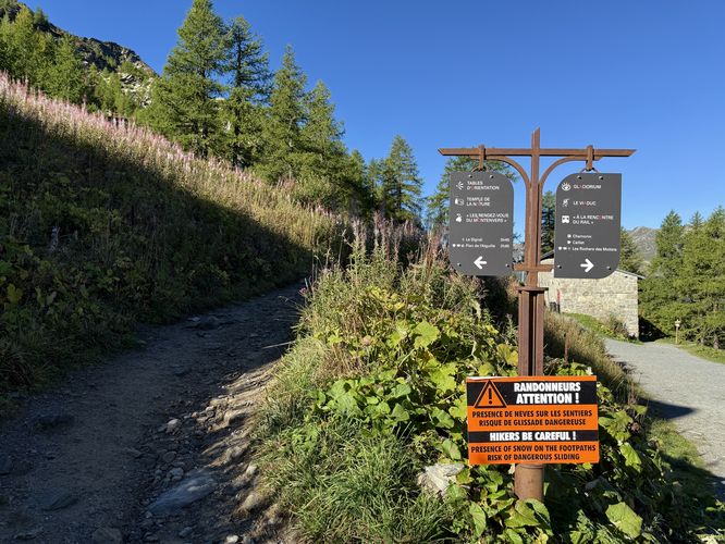 Official trailhead leads hikers from Montenvers to Plan de l'Aiguille