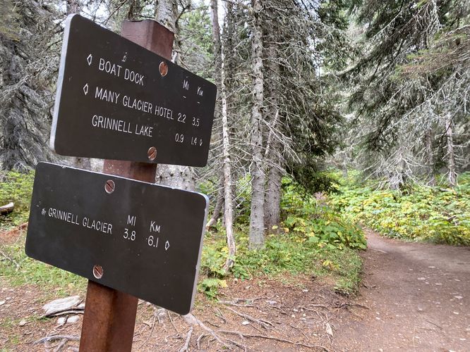 Grinnell Lake Trail junction (keep-right hiking in)