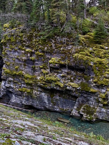 Moss-covered cliffs and crystal clear turquoise waters of Cataract Creek