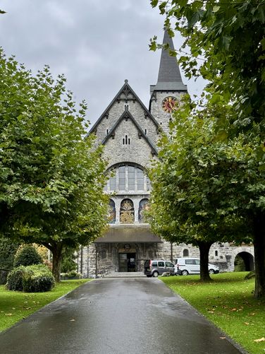 Walk toward Pfarrkirche St. Nikolaus to reach the trailhead