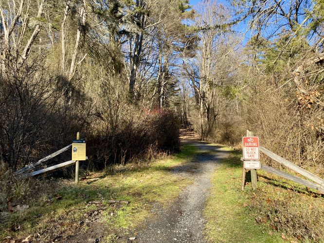 Trailhead for Hackers Falls, Minisink and Tri-State Overlooks
