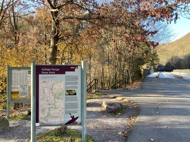 Trailhead for Hetchell's Tooth Cliffs hike