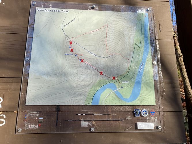 Trail map depicts the Overlook Trail but does not show Hetchell's Tooth Cliffs