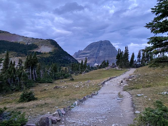 Dirt path of the HIdden Lake Trail