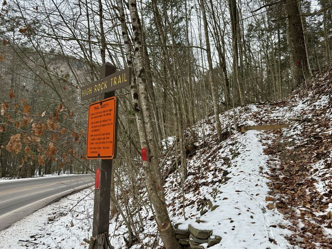 High Rock Trail trailhead (west)