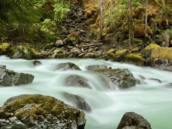 Long exposure of the river from the bench
