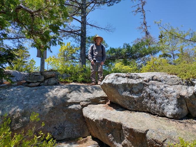 A bit of rock scramble on Loop Ledge Trail 