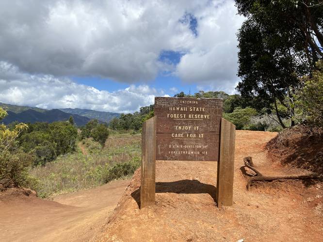 Iliau Trail trailhead sign