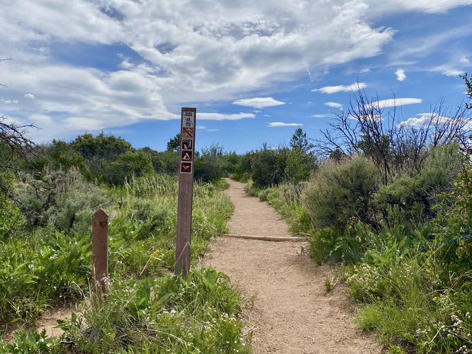 Island Peaks trailhead sign