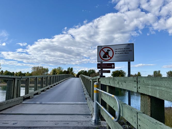 Island of the Commune bridge / trailhead