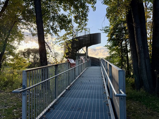 Metal structure with an overlook