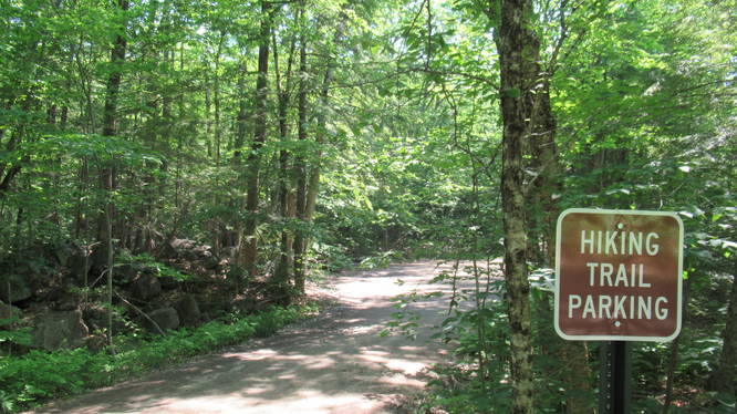Road marker alerts hikers to the parking area off of Hancock Road