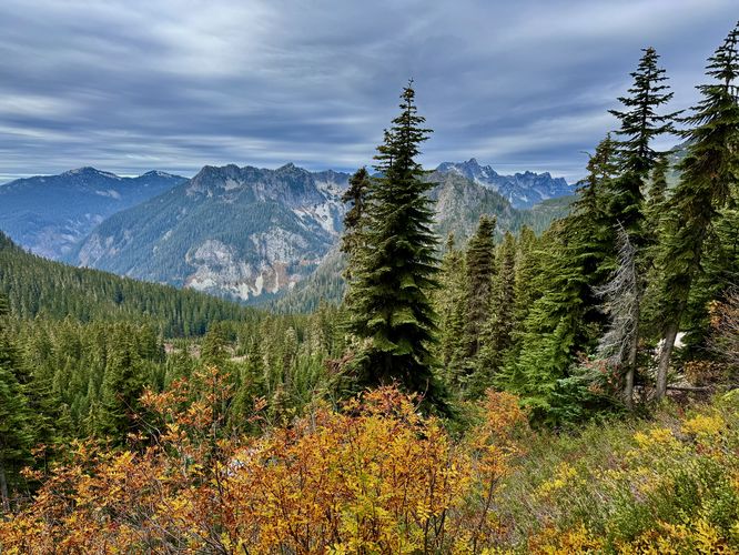 Autumn foliage and alpine views into Snoqualmie Pass