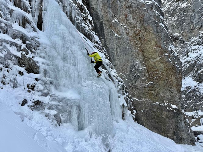 Dave climbing the 2nd Flow / Main Flow / The Mentor