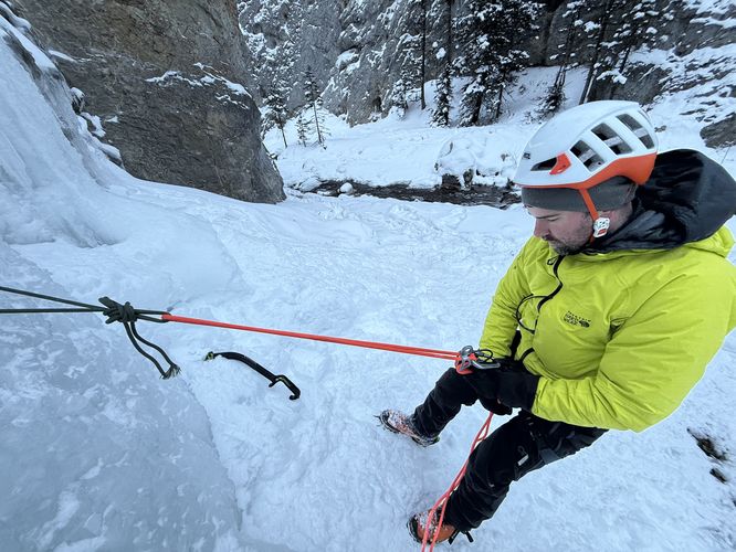 Basic ground reppel on a v-thread