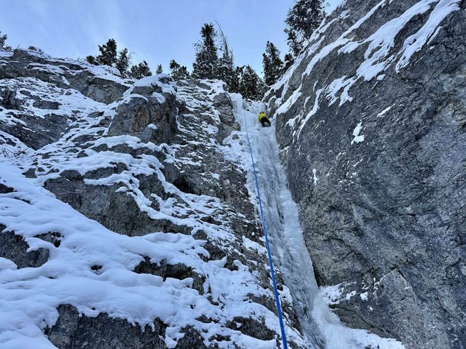 Climbing the 4th Flow / Legends Chimney