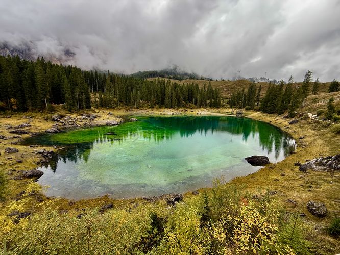 View of the vibrant green/turquoise waters of Lago di Carezza