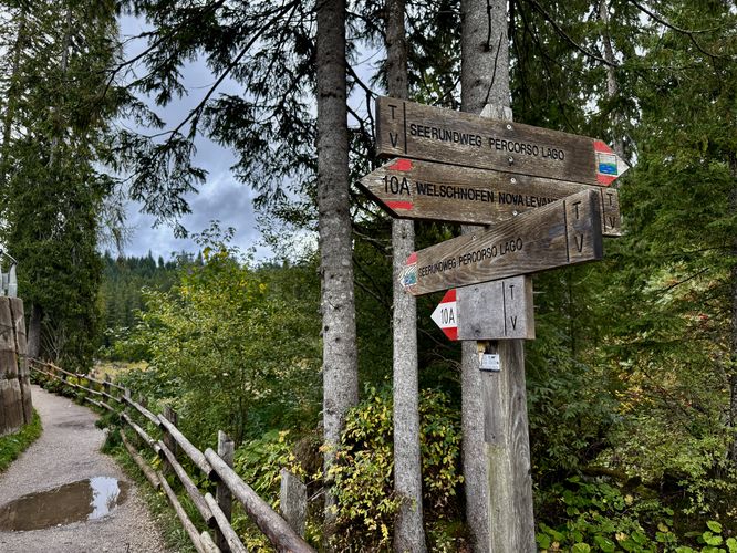 Trail signs along the Lago di Carezza path
