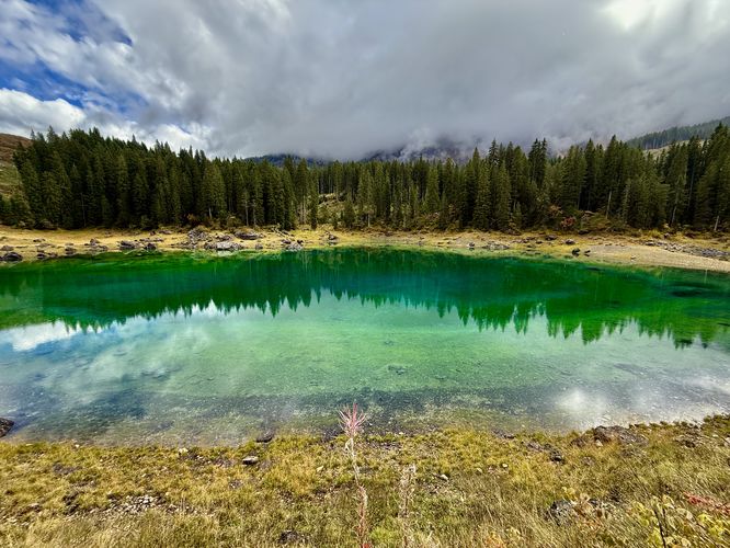 Wide view of Lago di Carezza (Karersee)