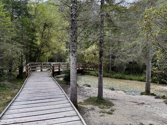 A raised boardwalk leads over Sarlbach / Rio di Serla