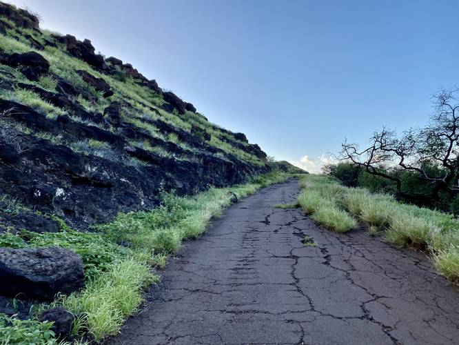 Hiking on the old Lahaina Pali road