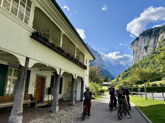 Trailhead for the loop begins near the Staubbach Falls parking area