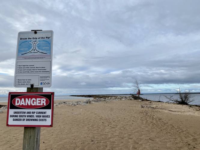 Danger rip tide, do not walk on breakwater during storms