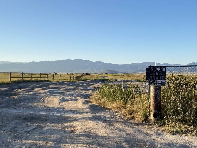 Trailhead for the Meadow Hot Spring (drivable)