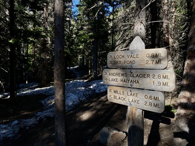 Mills Lake, The Loch, Lake Haiyaha junction trail sign