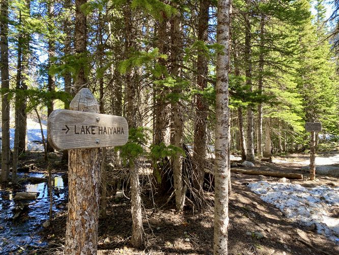 Lake Haiyaha junction sign