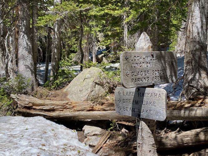 Lake Haiyaha junction trail sign