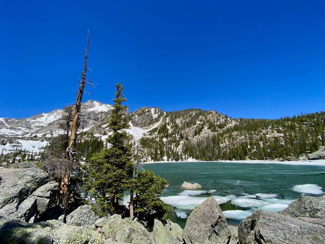 Turquoise waters of Lake Haiyaha (w/Hallett Peak)