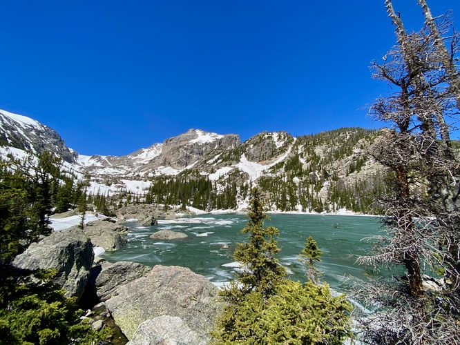 Turquoise waters of Lake Haiyaha (w/Hallett Peak)