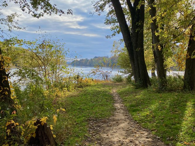 South Trail leads out to Island Point at Milton State Park