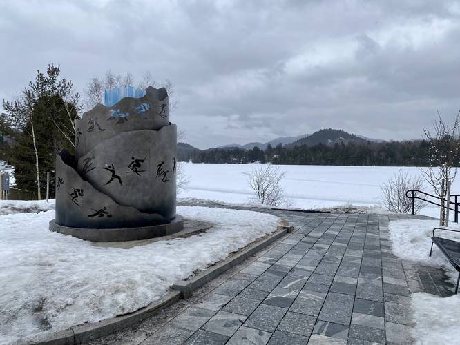 Park entrance / trailhead to Mirror Lake Ice Walk (winter only)