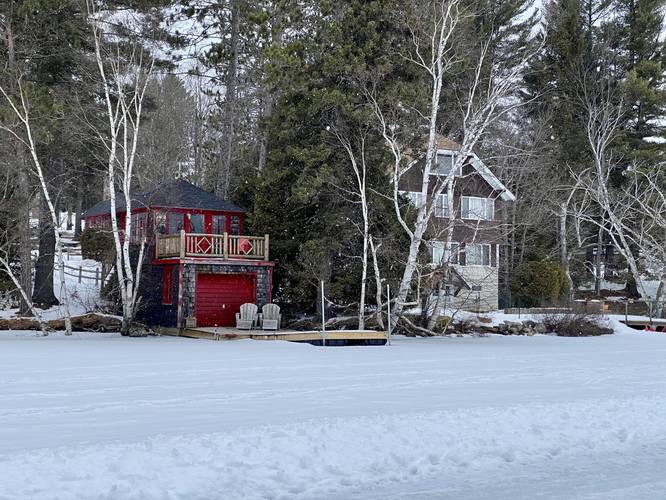 Quaint cottages along Mirror Lake